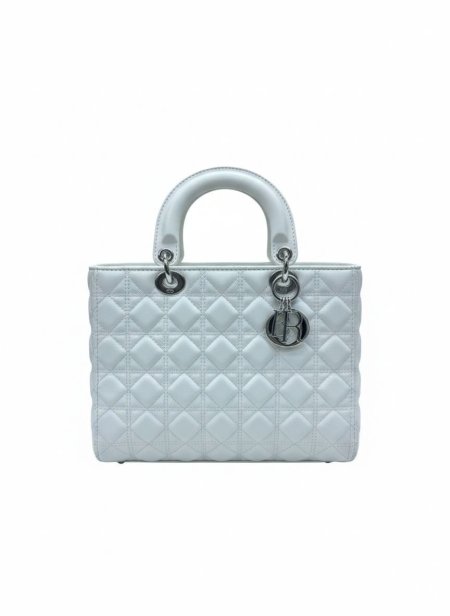 حقيبة يد أنيقة بتفاصيل راقية