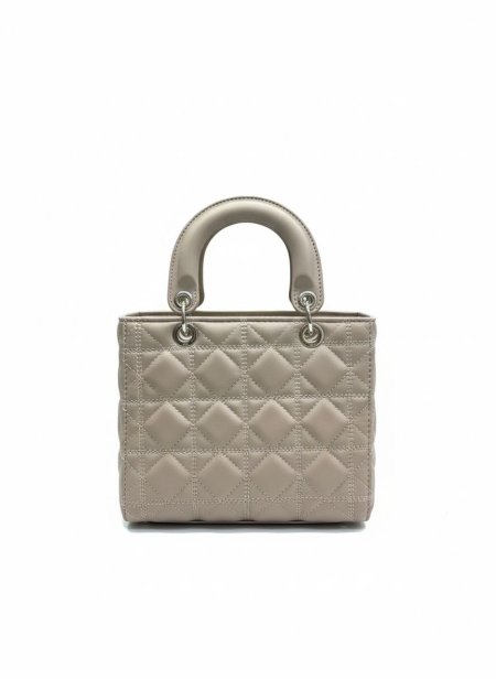 حقيبة يد أنيقة بتفاصيل راقية