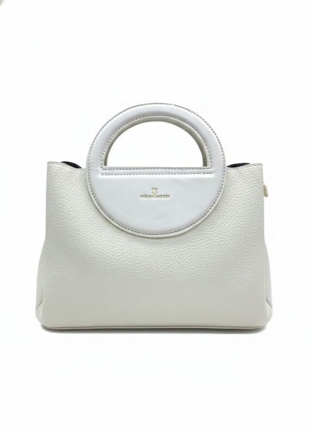 حقيبة يد أنيقة بتفاصيل راقية