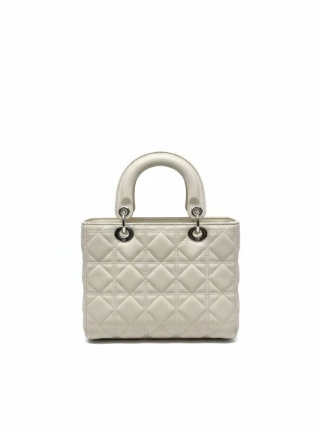 حقيبة يد أنيقة بتفاصيل راقية