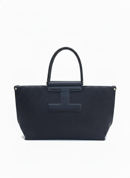 حقيبة يد أنيقة بتفاصيل راقية